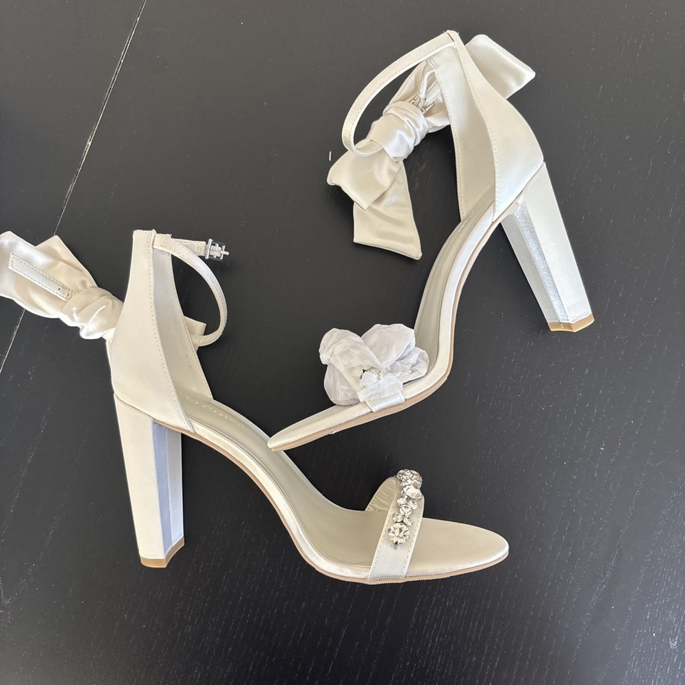 Oleg Cassini Melania Ivory Bridal Heel Rhinestone Bow Size US 8.5 NIB